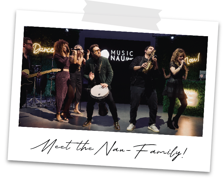 Music Nau Now Liveband mit DJ, Sängerinnen und Musikern auf der Bühne – energiegeladene Performance bei Firmenfeiern, Galas und Events in NRW und ganz Deutschland.