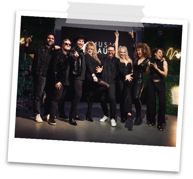 Music Nau Now Liveband mit DJ und Musikern auf der Bühne – modernes Event Entertainment für Firmenfeiern, Galas und exklusive Events in NRW und ganz Deutschland.