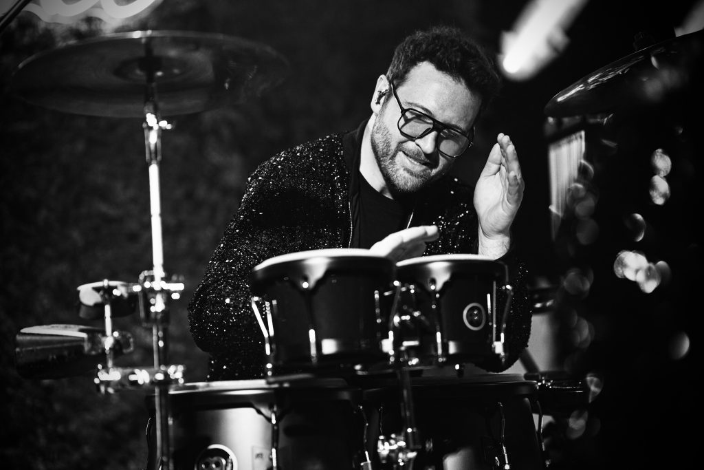 Percussionist der Music Nau Now Liveband spielt mit Leidenschaft auf der Bühne – moderner Showact für Firmenfeiern, Galas und exklusive Events in NRW und Deutschland.