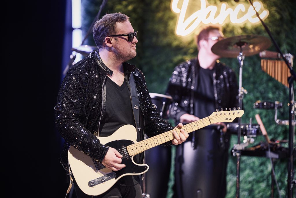 Gitarrist Julian Cassel live mit der Music Nau Now Eventband – professioneller Musiker und Showact für Firmenfeiern, Galas und exklusive Events in NRW und Deutschland.