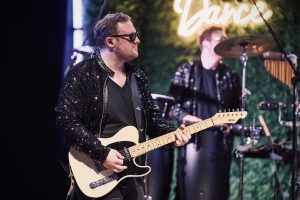 Gitarrist Julian Cassel live mit der Music Nau Now Eventband – professioneller Musiker und Showact für Firmenfeiern, Galas und exklusive Events in NRW und Deutschland.