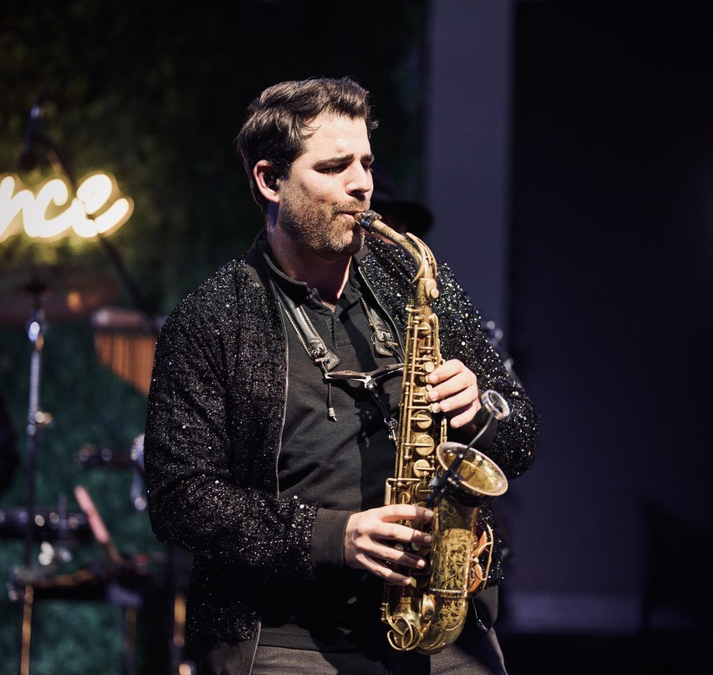 Saxophon der Music Nau Now Liveband spielt live auf der Bühne – moderner Showact und Eventmusik für Firmenfeiern, Galas und Business-Events in NRW und Deutschland.