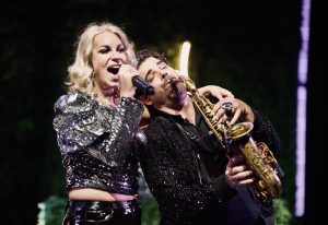 Sängerin Chantal Jansen und Saxophonist der Music Nau Now Eventband live auf der Bühne – Showact für Firmenfeiern, Galas und exklusive Events in NRW und Deutschland.