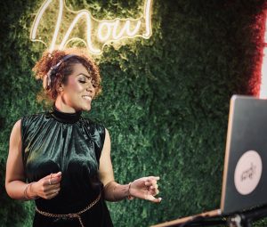DJane von Music Nau Now legt live auf – stilvolles Event-Entertainment für Firmenfeiern, Galas und exklusive Events in NRW und ganz Deutschland.