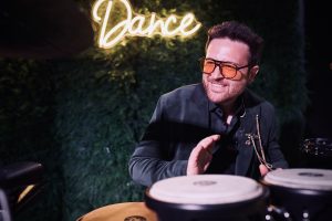 Percussionist und Mitbegründer von Music Nau Now spielt live auf der Bühne – moderner Showact für Firmenfeiern, Galas und Events in NRW und Deutschland.