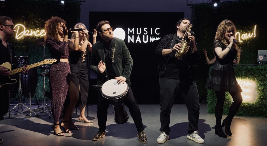 Music Nau Now Liveband mit DJ, Sängerinnen, Saxophonist und Percussionist – energiegeladene Showact-Performance bei Firmenfeiern, Galas und Events in NRW und ganz Deutschland.