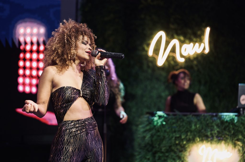 Sängerin Diana Schneider live mit der Music Nau Now Eventband – bekannte Künstlerin und Showact für Firmenfeiern, Galas und exklusive Events in NRW und Deutschland.