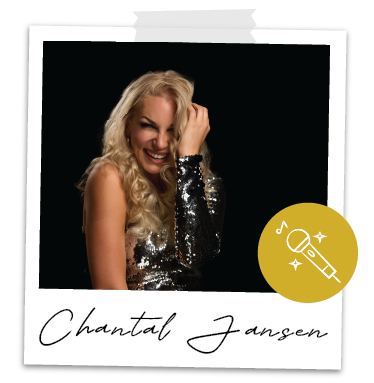 Chantal Jansen von Music Nau Now im Studio-Porträt mit glitzerndem Bühnenoutfit