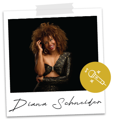 Diana Schneider von Music Nau Now im Studio-Porträt mit elegantem Bühnenoutfit