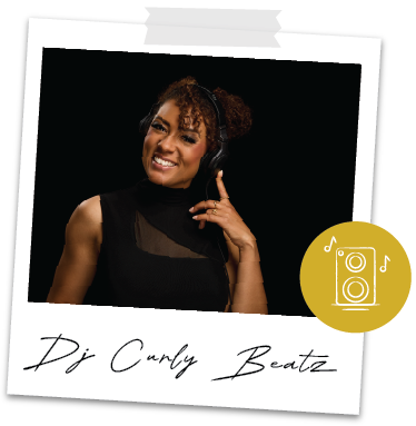 DJ Curly Beatz von Music Nau Now im Studio-Porträt mit Kopfhörern