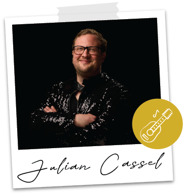 Julian Cassel von Music Nau Now im Studio-Porträt mit Gitarre-Icon