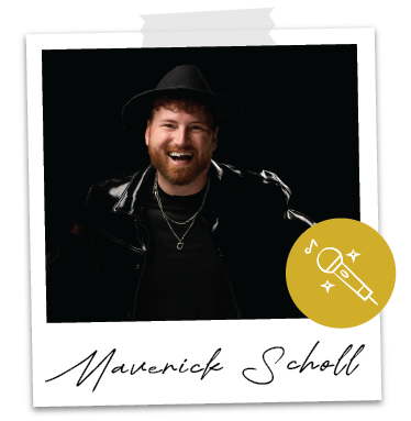 Maverick Scholl von Music Nau Now im Studio-Porträt mit Mikrofon-Icon