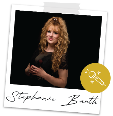 Sängerin Stephanie Barth von Music Nau Now im Studio-Porträt auf schwarzem Hintergrund