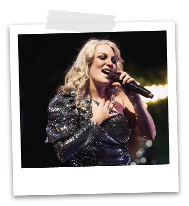 Sängerin Chantal Jansen von Music Nau Now performt live mit energiegeladener Ausstrahlung