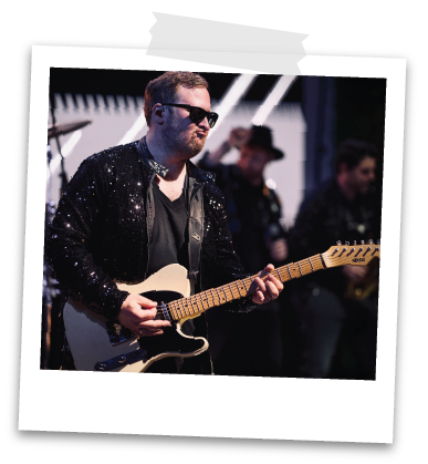 Julian Cassel spielt Gitarre bei einer Music Nau Now Live Show