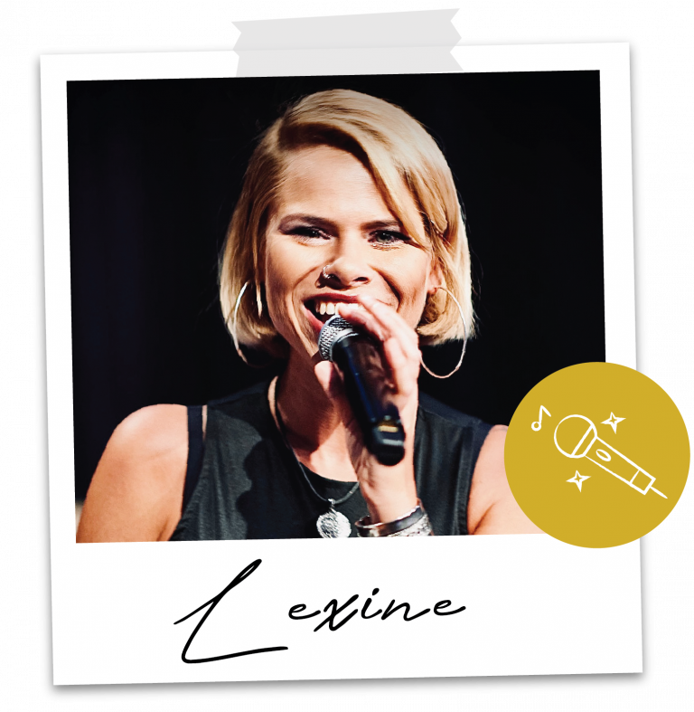 Sängerin der Partyband und Eventband Music Nau Now live am Mikrofon – professioneller Live-Gesang für Firmenfeiern, Galas und Corporate Events