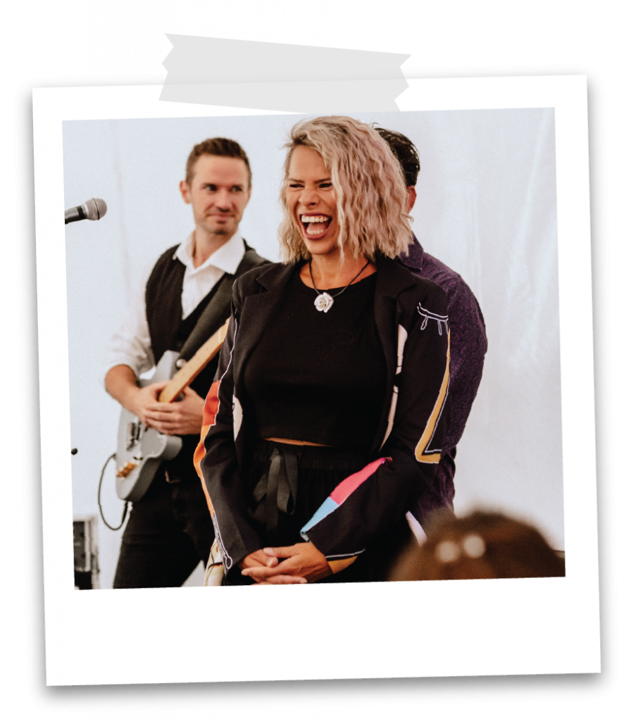 Sängerin der Partyband Music Nau Now live auf der Bühne – energiegeladene Liveband für Firmenfeiern, Galas und Corporate Events