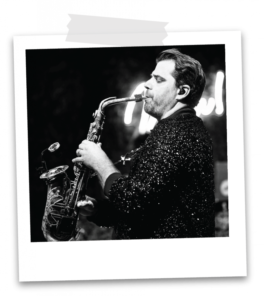 Saxophonist der Partyband Music Nau Now in Schwarz-Weiß – Liveband mit DJ für Firmenfeiern, Galas und Corporate Events