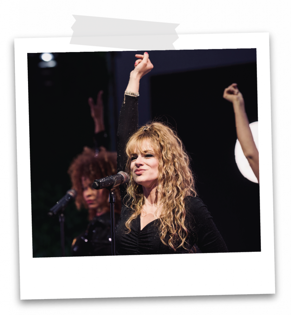 Sängerin der Partyband und Eventband Music Nau Now live auf der Bühne – moderner Live-Gesang für Firmenfeiern, Galas und Corporate Events