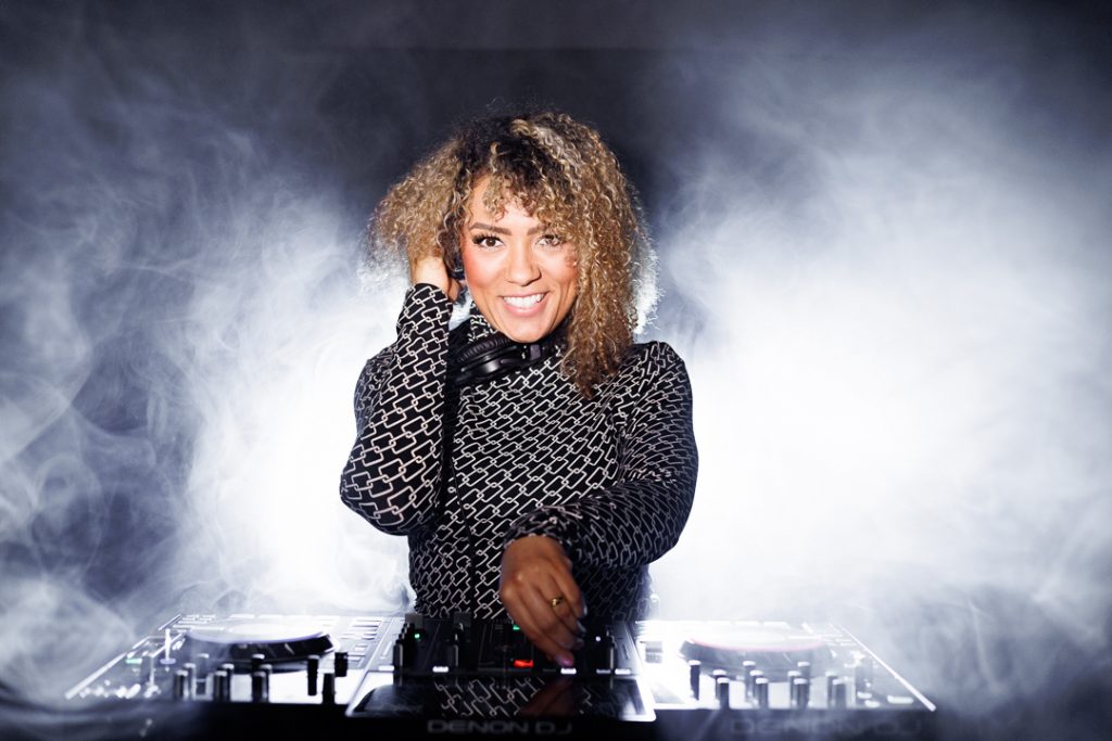 Professionelle Event DJ von Musicnaunow am DJ-Pult mit moderner Lichtstimmung für Firmenveranstaltungen