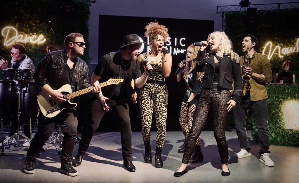 Live-Performance der Eventband Musicnaunow als Partyband auf einer Firmenfeier mit Sängerinnen, Gitarrist und Saxophon