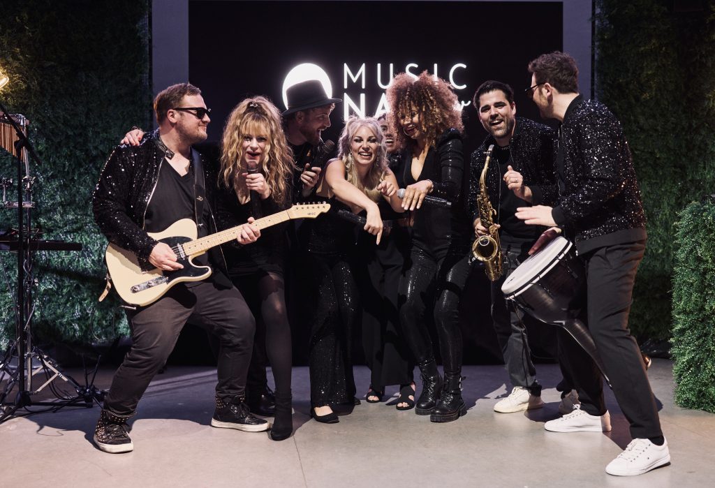 Eventband und Partyband Musicnaunow mit Sängerinnen, Gitarrist, Saxophon und Percussion auf einer Firmenfeier