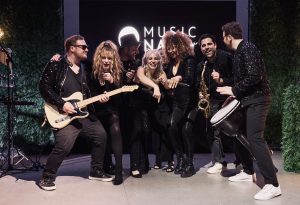 Eventband und Partyband Musicnaunow mit Sängerinnen, Gitarrist, Saxophon und Percussion auf einer Firmenfeier
