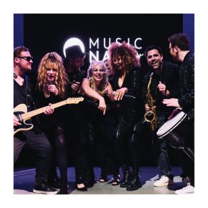 DJ plus Liveband mit Sängerinnen, Gitarrist, Saxophonist und Percussion auf der Bühne, gemeinsamer Moment vor Music-Nau-Now-Logo, moderner Liveact für Firmenfeier.