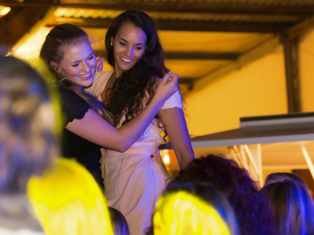 Zwei Frauen feiern zusammen auf einer Veranstaltung in Düsseldorf mit den Show Acts von Music Nau Now.