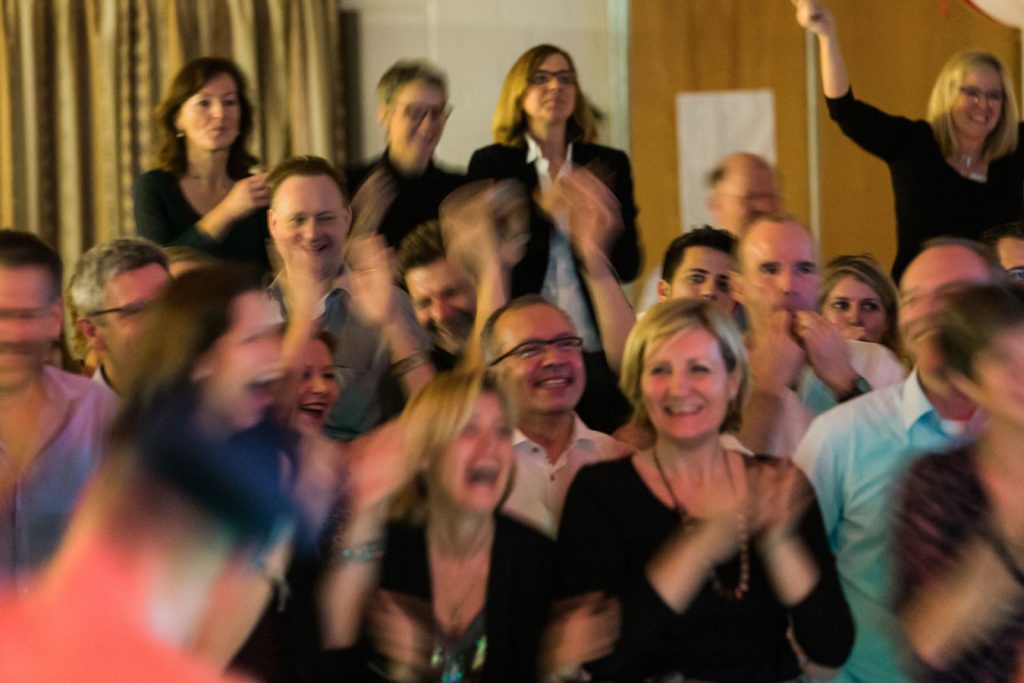 Begeistert applaudierende Gäste bei einem Showact von Music Nau Now, Eventband und Liveband für besondere Anlässe.