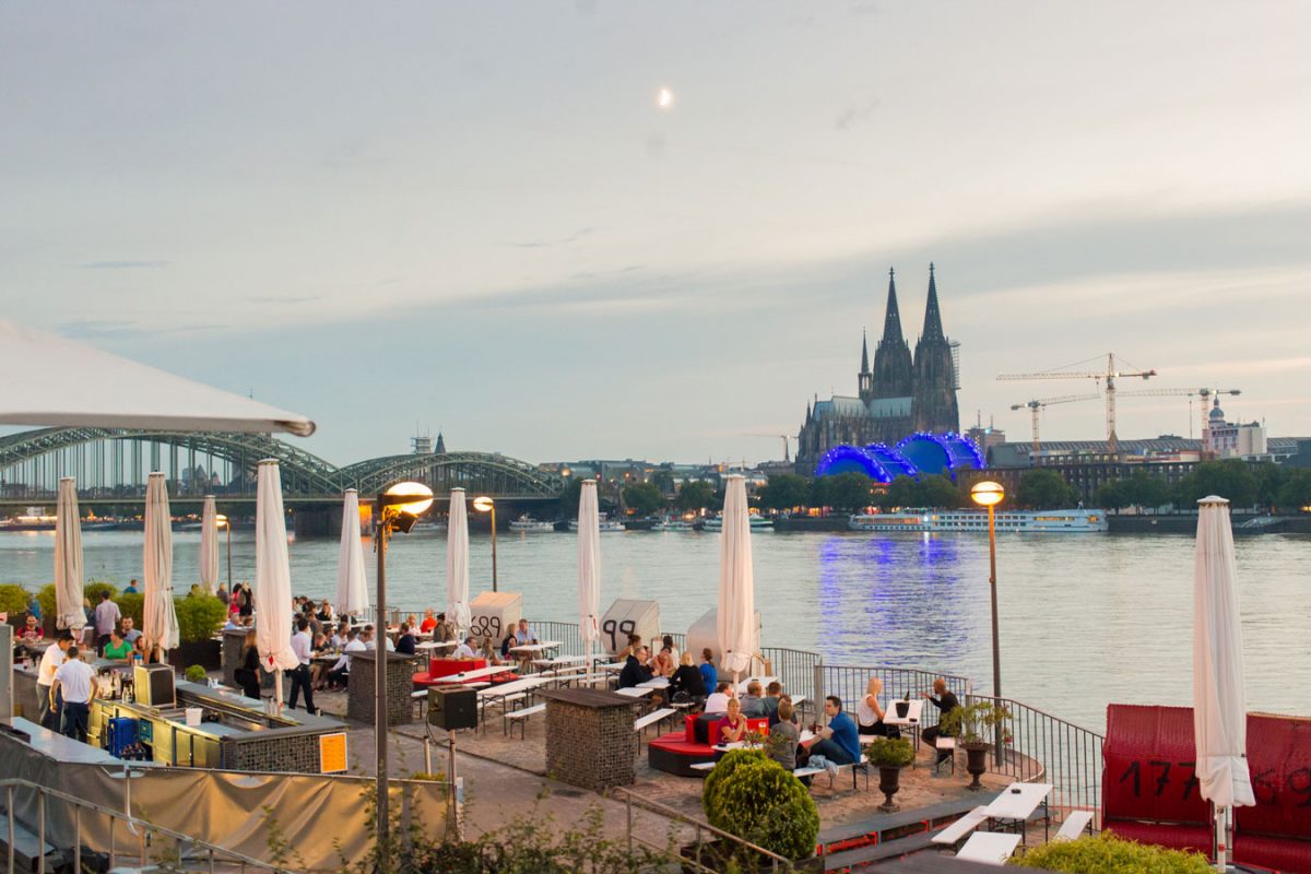 Sommerliche Eventlocation am Rhein mit Blick auf den Kölner Dom bei Abendstimmung