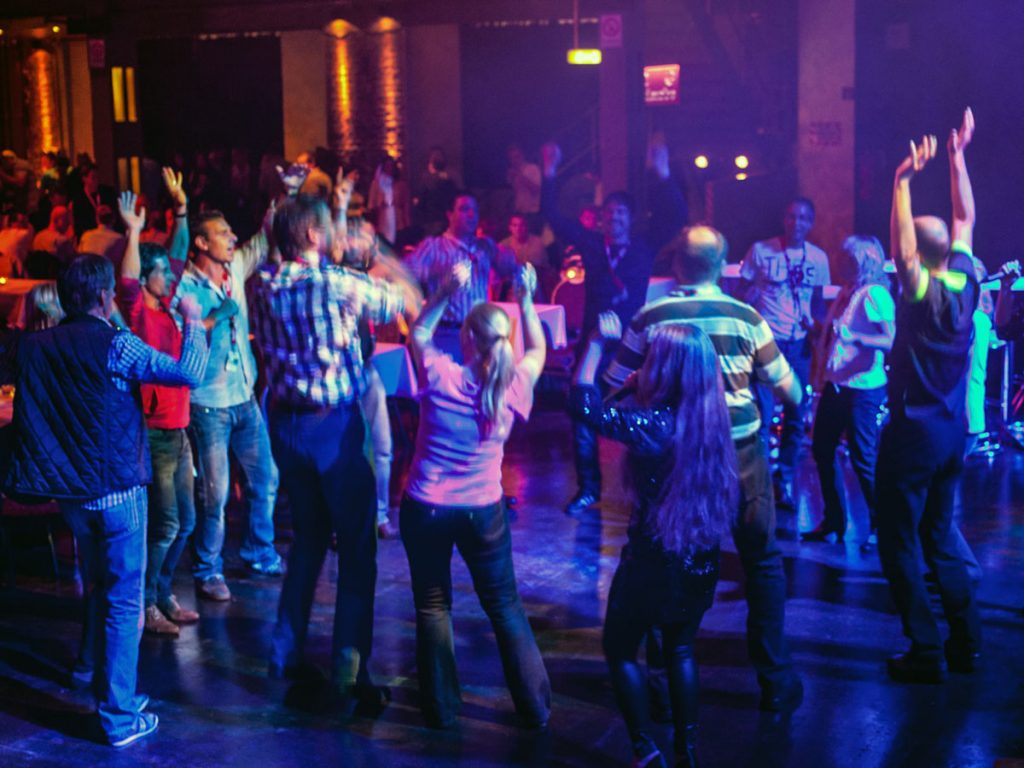 DJ Animation des Publikums. Tolle Stimmung und eine exzellente Live Show der Sängerin in Köln.