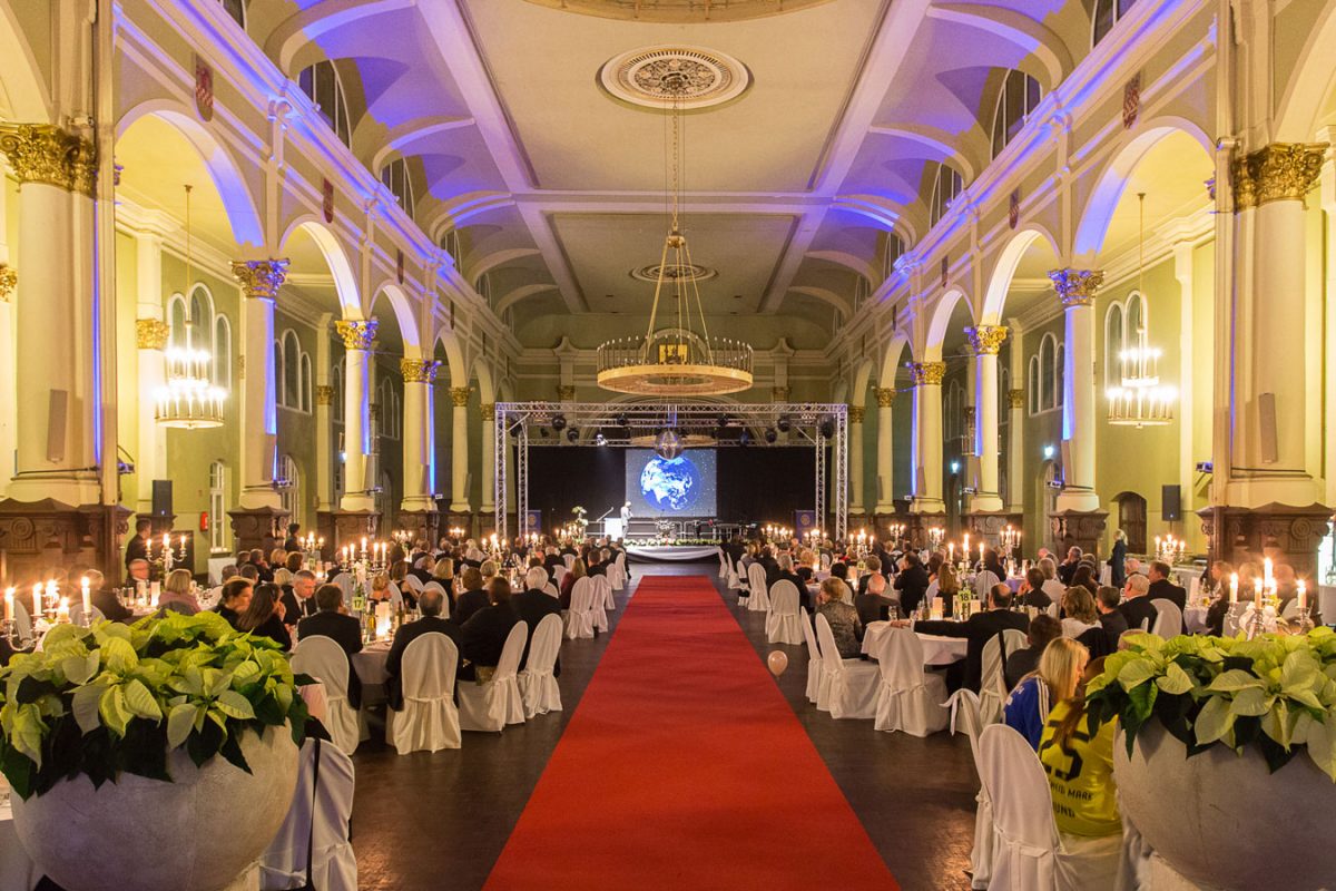 Eleganter Gala-Festsaal mit rotem Teppich für ein Corporate Event mit Music Nau Now.