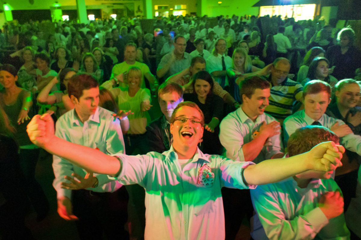 Tanzende Gäste auf einem Betriebsfest mit Live-Musik von Music Nau Now.