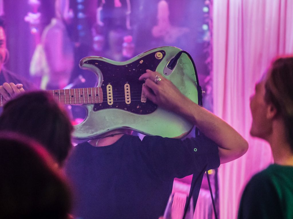 Gitarrist spielt live im Publikum bei Firmenfeier mit Eventband