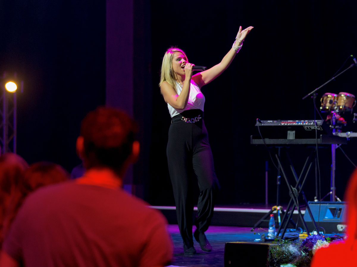 Sängerin live auf Bühne bei Corporate Event mit Eventband